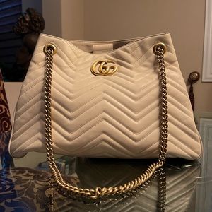 Gucci Marmont Matelasse
Medium Tote Bag
